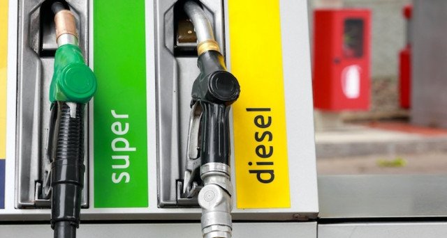 Petrolio: cala il prezzo al barile ma non ai distributori