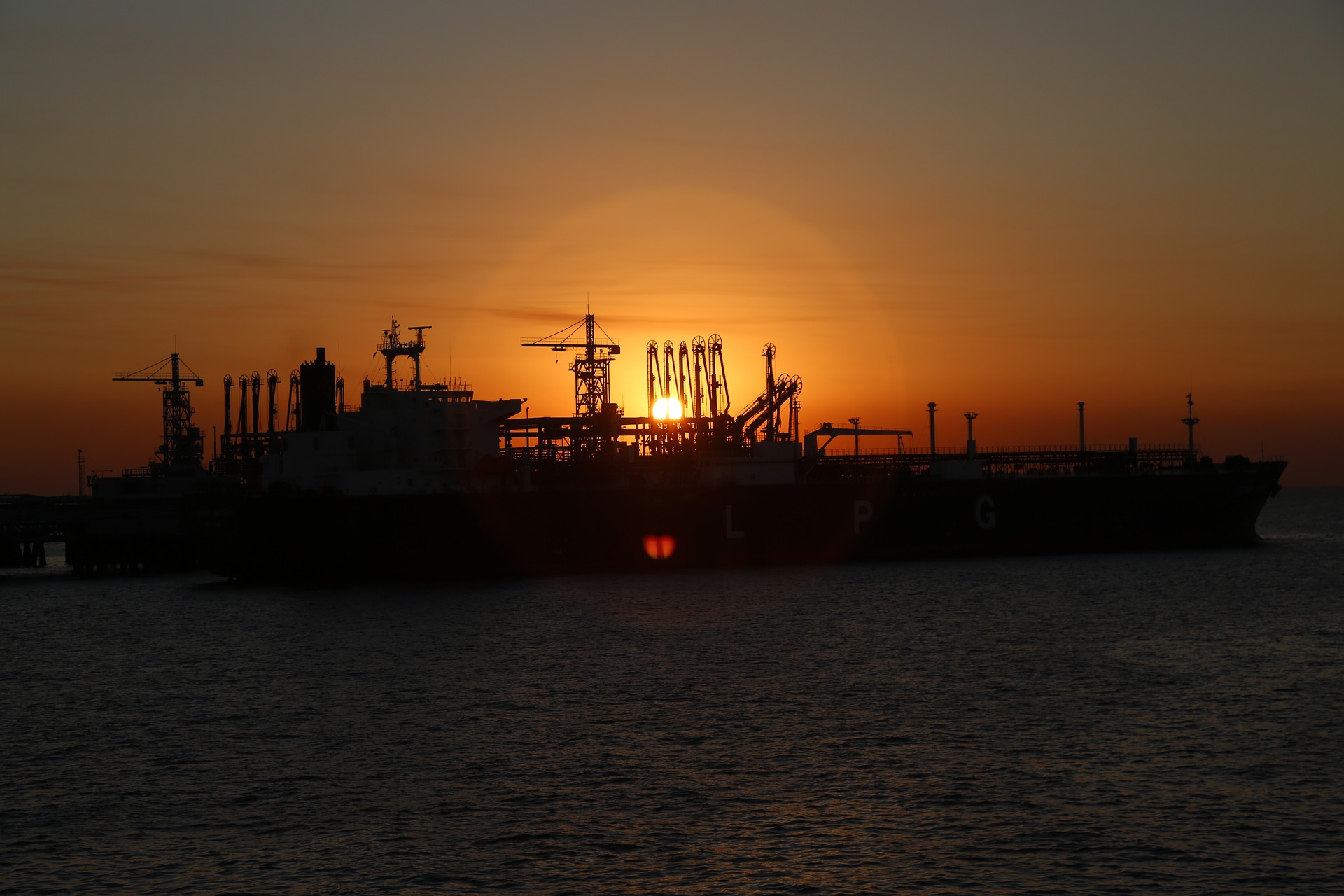 Petrolio giù: preoccupazioni Covid-19 battono crisi Suez